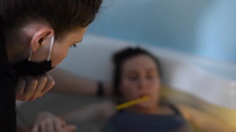 Роды в воду: какие они?