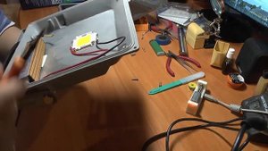 Светодиодный прожектор - разбираем, собираем, подключаем..