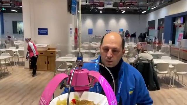РОБОТ официант спускает еду с потолка. Пекин во время Олимпиады смотреть онлайн