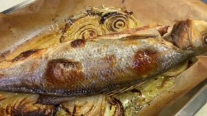Простейший рецепт Сибас запечённый в духовке с луком рецепт. Как приготовить рыбу сибас. Food Time