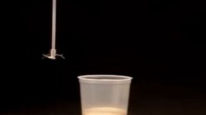 Для получения строительной пены смешивают изоцианат и полиол  В результате реакции выделяется тепло