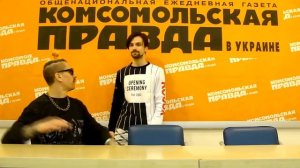 Антон Савлепов АГОНЬ танцует во время интервью
