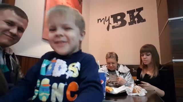 БУРГЕР КИНГ Колян Колясик ВЕСЕЛИТСЯ ТАНЦУЕТ лучше всех VLOG FUN DANCING смотреть онлайн