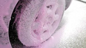 Даник моет машину. Автомойка для детей.