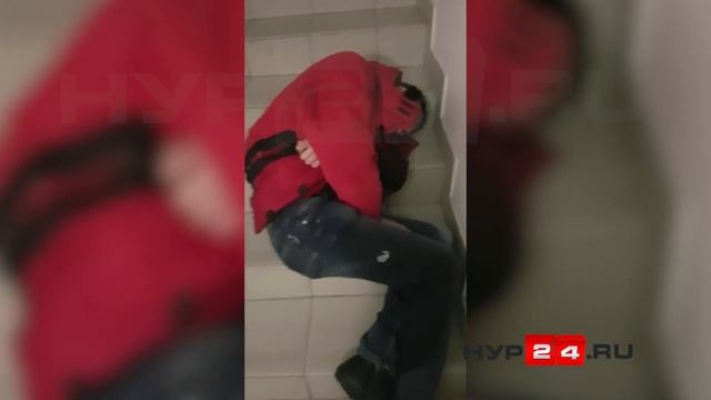 Новый Уренгой. Мужчина спит в подъезде смотреть онлайн