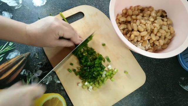 Очень вкусный салат с белой фасолью! Простой и быстрый рецепт салата на праздничный стол. смотреть онлайн