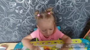 Маленькая Николь учит названия животных на английском языке