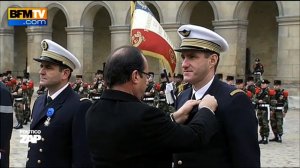 Cérémonie de remise de médailles: Hollande a eu quelques difficultés - 26/11