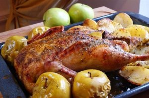 Как приготовить утку с черносливом и яблоками