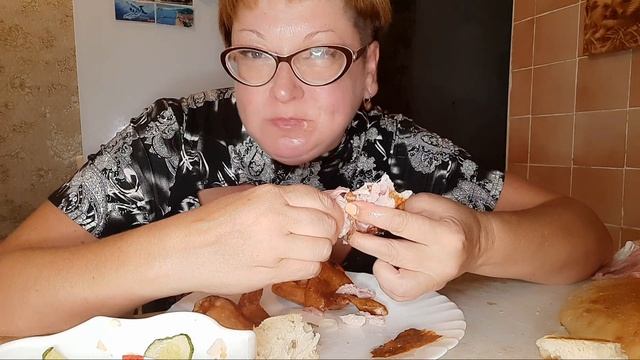 Мне копченую а Яне  да пусть ест сыруюМукбанг копченая курицавернее ее части обжор на камеру