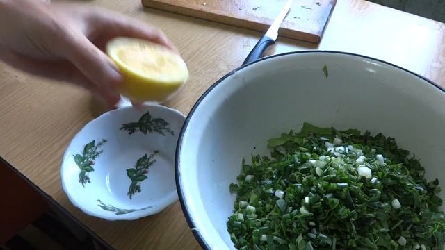 Весенний витаминный салат из зелени смотреть онлайн