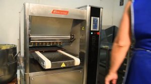 Работа тестоотсадочной машины "Вектор - 220". Производство эклеров, профитролей, отсадного печенья