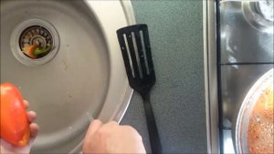 Овощное рагу с куриной грудкой на сковородке.