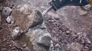 Экскаваторы LiuGong с гидромолотом работают в карьере