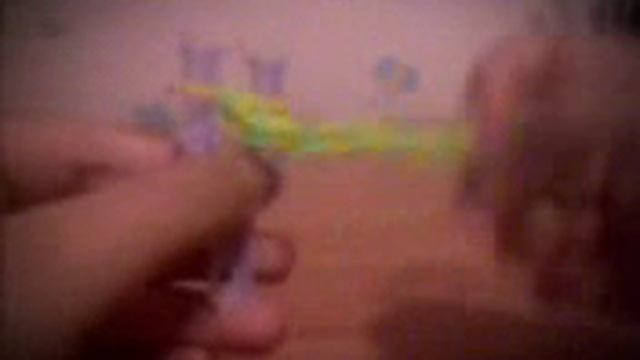 Как сплести классический браслет из резинок Rainbo смотреть онлайн