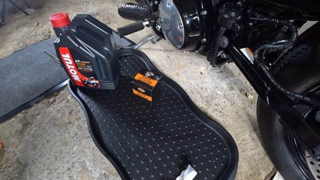 Harley Davidson Sportster - REPLACING OIL AND OIL FILTER смотреть онлайн