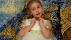 Маша читает стихотворение про семью.