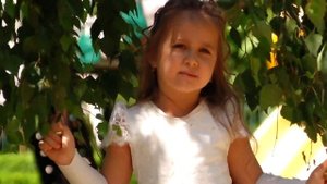 Малышка круто поет ,Воспитатель наш, детский сад,студия SUN RAYS, про детский садик