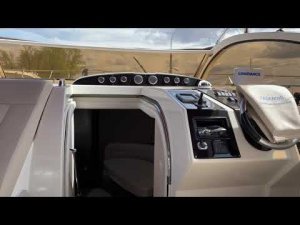 На яхте все сидения, столы, пуфики на палубе и в каюте перетянули в специальную аквакожу