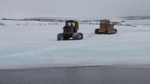 Бульдозер провалился под лёд