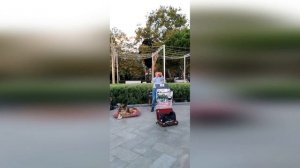 Поёт Мухтар, на трубе играет Виктор Малиновский Ялта