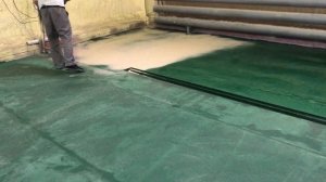 Промышленные полы с кварцевым песком. Присыпка кварцевого песка в качестве  армирующего слоя.