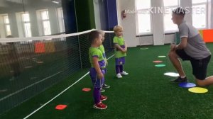Дети играют в футбол. Аким на тренировке