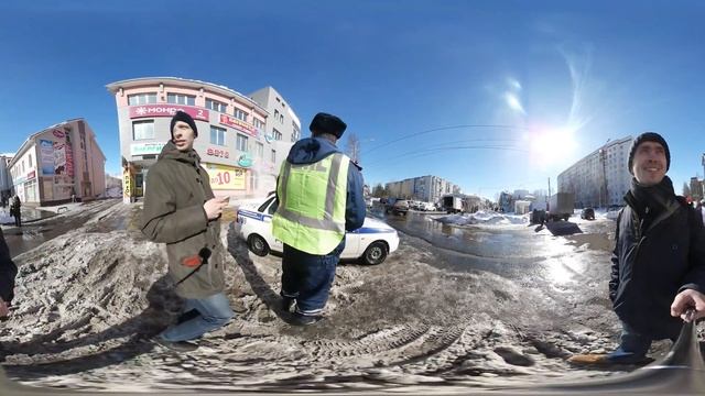 Снег с крыши падает на тротуар смотреть онлайн