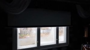 Экран для проектора на окне.