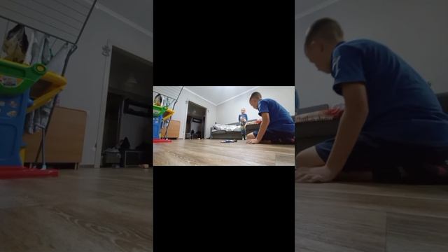 Какая машинка окажется мощнее и быстрее. Ролик с сестрой. Машинки из детства