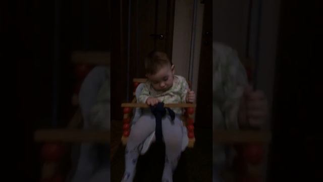 Ребёнок засыпает на качелях.Укачивание.Вырубает.Смешно.Хороший способ уложить ребёнка. смотреть онлайн