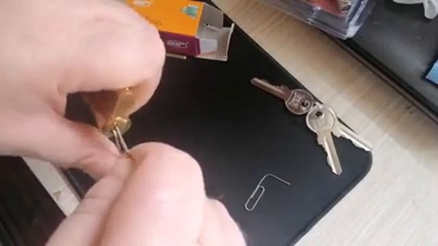 Как вскрываются замки скрепкой или вскрытие замка APS