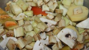 Овощное рагу с баклажаном, перцем и грибами