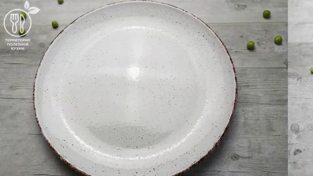 Салат с говядиной, помидорами и зеленым горошком