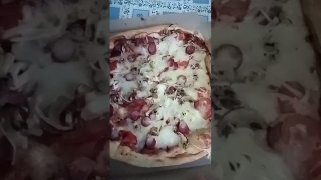 Вкусная пицца в Рождество. Delicious pizza on Christmas.