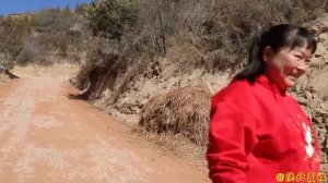 【合集】50斤腌猪肉+1大只烤羊腿！霞姐上拿手菜招待，炒菜猛香了！ 去配乐