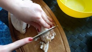 Салат с курицей грибами и ананасом