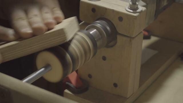 Самодельный ленточный шлифовальный станок из фанеры | True Roots Workshop