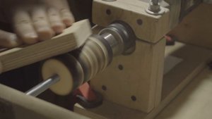 Самодельный ленточный шлифовальный станок из фанеры | True Roots Workshop