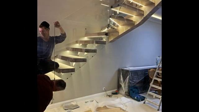 Консольная лестница и ограждение из стекла
