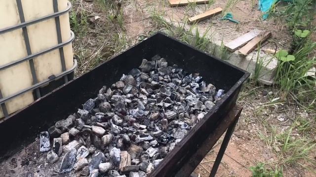 Куриные крылышки на мангале/живём в не достроенном доме смотреть онлайн