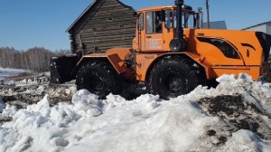 Кировец чистит снег
