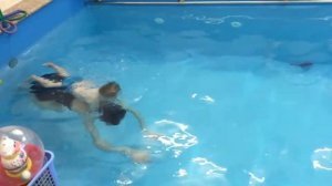 Миша плавает в бассейне (в 1,5 года)