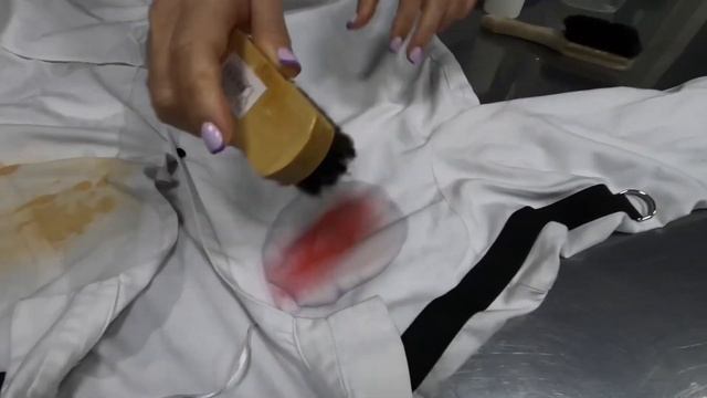 Как отстирать красную помаду и тональное средство с белой рубашки