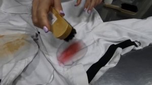 Как отстирать красную помаду и тональное средство с белой рубашки