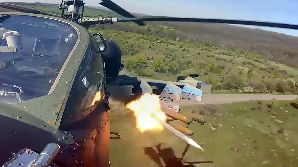 Точно в цель: Минобороны показало работу вертолетов Ка-52 на Украине / События на ТВЦ