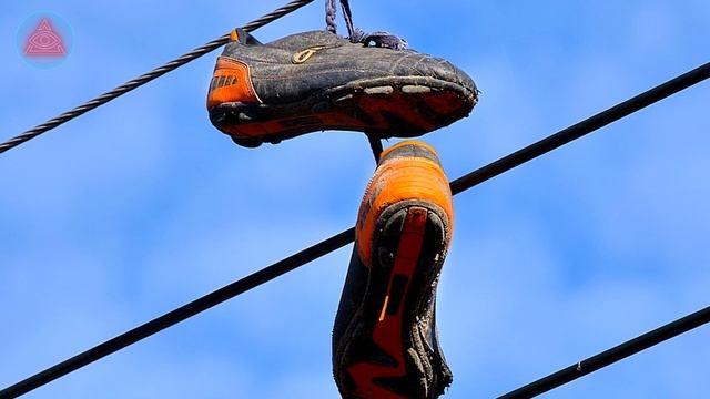 Зачем люди в разных странах забрасывают кроссовки на провода? смотреть онлайн