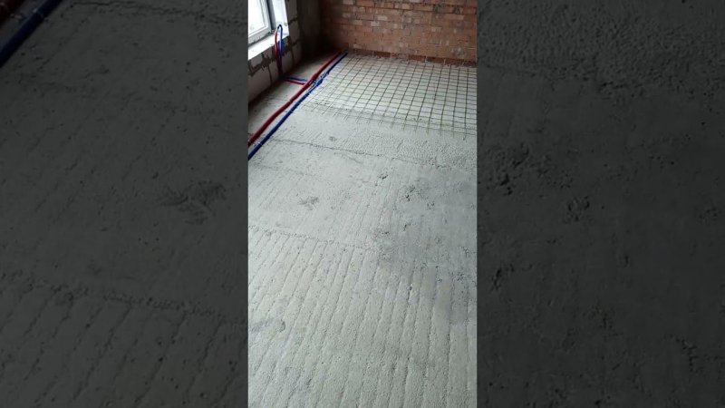 Перед укладкой сетки на полусухой стяжке делают уборку