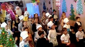 снег руками нагребаем