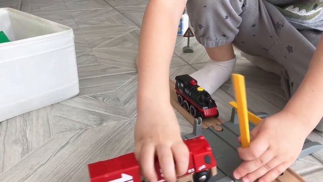 Играем в деревянную железную дорогу Brio и Ikea и парковку. Землетрясение на железнодорожном мосту.